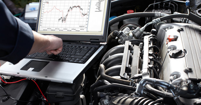 Car mechanic with computer
