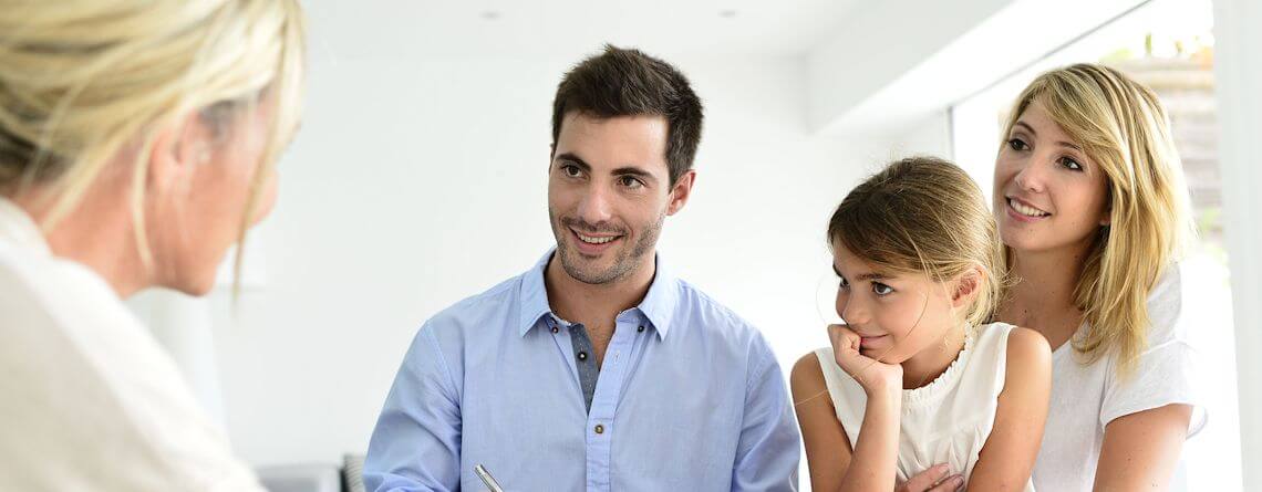 Family getting an insurance quote from an agent